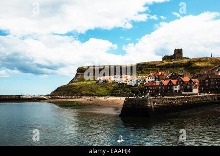 Whitby Harbour par la mer North Yorkshire Banque D'Images