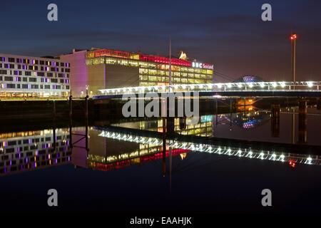 La BBC Scotland Glasgow en studio la nuit prises sur une bonne soirée encore avec des réflexions sur le Clyde Banque D'Images