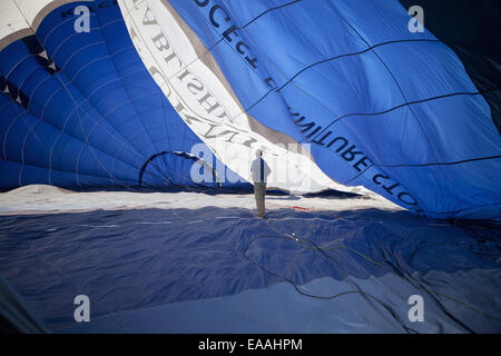 Homme debout à l'intérieur d'un ballon à air chaud partiellement gonflé. Banque D'Images