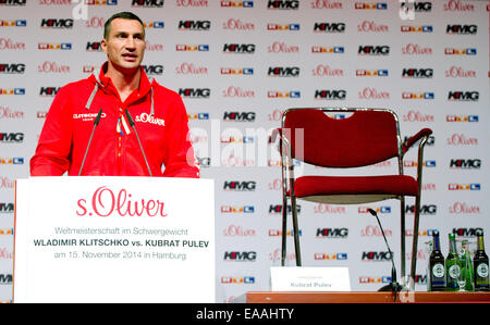 Hambourg, Allemagne. 10 Nov, 2014. Le boxeur Wladimir Klitschko assiste à une conférence de presse sur son championnat lutte contre Pulev à Hambourg, Allemagne, 10 novembre 2014. Le 15 novembre 2014, l'IBF et IBO champion poids lourd du monde, ainsi que WBA et WBO superchampion, défendra son titre IBF challenger Kubrat Pulev obligatoire contre de la Bulgarie à l'O2 World à Hambourg. Dpa : Crédit photo alliance/Alamy Live News Banque D'Images