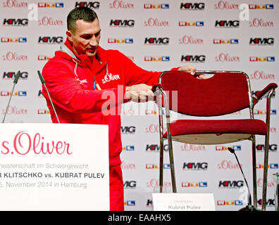 Hambourg, Allemagne. 10 Nov, 2014. Le boxeur Wladimir Klitschko assiste à une conférence de presse sur son championnat lutte contre Pulev à Hambourg, Allemagne, 10 novembre 2014. Le 15 novembre 2014, l'IBF et IBO champion poids lourd du monde, ainsi que WBA et WBO superchampion, défendra son titre IBF challenger Kubrat Pulev obligatoire contre de la Bulgarie à l'O2 World à Hambourg. Dpa : Crédit photo alliance/Alamy Live News Banque D'Images