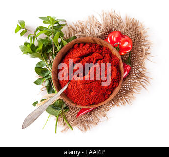 Studio shot of spice dans bol en bois, isolé sur fond blanc Banque D'Images