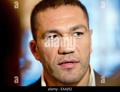 Hambourg, Allemagne. 10 Nov, 2014. M68 Pulew boxer donne une interview sur son combat de championnat contre Vladimir Klitschko à Hambourg, Allemagne, 10 novembre 2014. Le 15 novembre 2014, Klitschko, le champion IBF et IBO champion poids lourd du monde, ainsi que WBA et WBO superchampion, défendra son titre IBF contre M68 Pulew challenger obligatoire à partir de la Bulgarie à l'O2 World à Hambourg. PHOTO : DANIEL BOCKWOLDT/dpa/Alamy Live News Banque D'Images