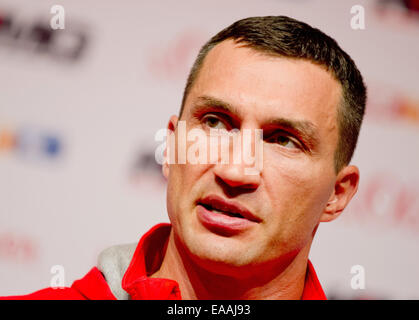 Hambourg, Allemagne. 10 Nov, 2014. Le boxeur Wladimir Klitschko assiste à une conférence de presse sur son championnat lutte contre le Pulew à Hambourg, Allemagne, 10 novembre 2014. Le 15 novembre 2014, l'IBF et IBO champion poids lourd du monde, ainsi que WBA et WBO superchampion, défendra son titre IBF contre M68 Pulew challenger obligatoire à partir de la Bulgarie à l'O2 World à Hambourg. PHOTO : DANIEL BOCKWOLDT/dpa/Alamy Live News Banque D'Images