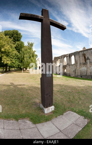 Croix de bois dans le parc des ruines de l'Abbaye de Glastonbury, Somerset Banque D'Images