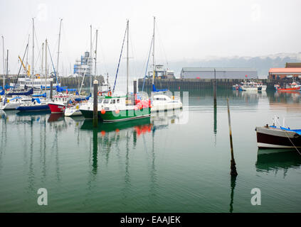 Bateaux dans le port de Scarborough. Banque D'Images