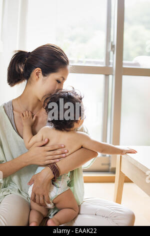 Mother holding her baby boy. Banque D'Images