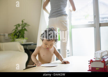 Bébé Garçon jouant à l'intérieur. Banque D'Images