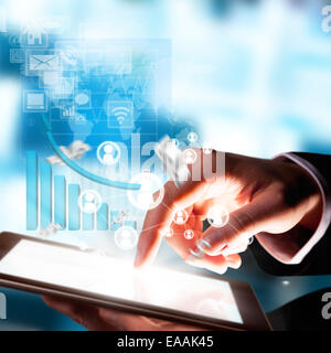 Concept d'affaires avec l'homme de toucher la main de l'ordinateur tablette. Icônes virtuelles autour de Banque D'Images