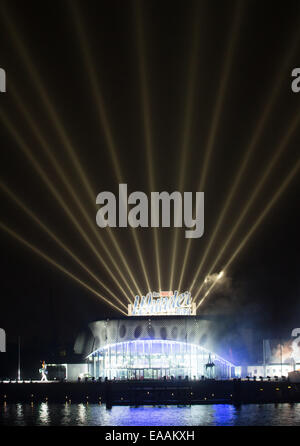 Hambourg, Allemagne. 10 Nov, 2014. Le foyer de la nouvelle étape le théâtre à l'Elbe est éclairé par une installation lumineuse à Hambourg, Allemagne, 10 novembre 2014. Le théâtre, qui accueillera la première mondiale de la comédie musicale 'Das Wunder von Bern' en novembre 2014, a officiellement ouvert ses portes. Dpa : Crédit photo alliance/Alamy Live News Banque D'Images