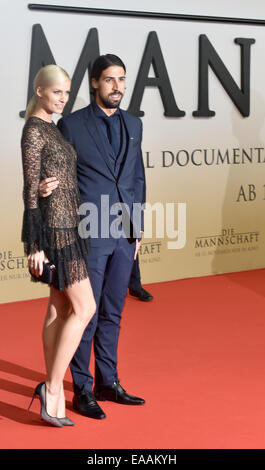 Sony Center, Potsdamer Platz, Berlin, Allemagne. 10 Nov, 2014. Sami Khedira joueur de football allemand et sa petite amie Lena Gercke arrivent pour la première mondiale du film 'Die Mannschaft' (lit. 'L'équipe') au Cinestar cinéma au Sony Center, Potsdamer Platz, Berlin, Allemagne, 10 novembre 2014. Le film est le documentaire officiel de la Coupe du Monde de Football 2014 au Brésil. Dpa : Crédit photo alliance/Alamy Live News Banque D'Images