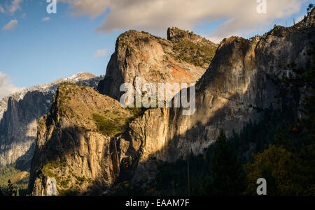 La lumière de l'après-midi sur les roches dans la Cathédrale de Yosemite National Park, California, USA. Banque D'Images