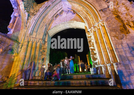 Les concerts à l'intérieur de l'auditoire les ruines de l'Abbaye de Glastonbury, Somerset Banque D'Images