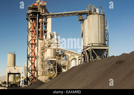 Une cimenterie à Tehachapi Pass, Californie USA, la production du ciment est l'un des plus affamés industrys carbone sur la planète. Banque D'Images