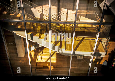 Exemple de l'architecture moderne dans un bâtiment public murs de verre béton métal escalier parquet en chêne et de la lumière du soleil et d'ombre Banque D'Images