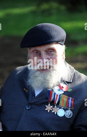 Vétéran de la Deuxième Guerre mondiale George Evans âgés de 91 Porter du rouge et blanc de pavot à opium de paix au service du souvenir une parade Wellington Banque D'Images