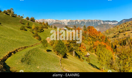 Paysage de campagne dans un village roumain à la nourriture de Piatra Craiului. Banque D'Images