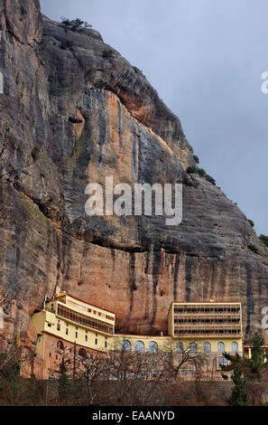 Mega Spilaio (il signifie "grande grotte") monastère, à environ 10 km de Kalavryta, l'Achaïe, Péloponnèse, Grèce. Banque D'Images