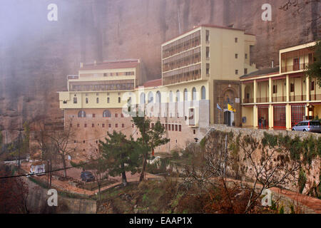 Mega Spilaio (il signifie "grande grotte") monastère, à environ 10 km de Kalavryta, l'Achaïe, Péloponnèse, Grèce. Banque D'Images