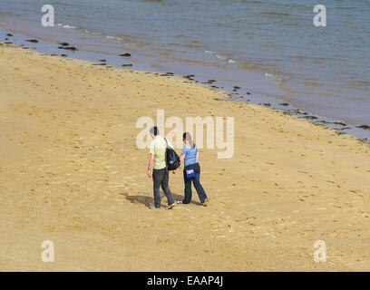 Un jeune sur la plage dans le Camel Estuary, Padstow Cornwall,Angleterre,,uk Banque D'Images