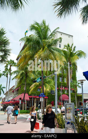 Marcher le long de Shoppers occupé Lincoln Road à South Beach, Miami en Floride. Banque D'Images