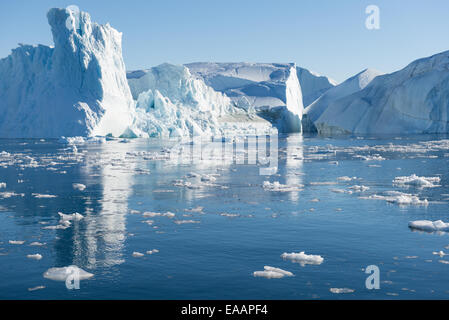 Beaux icebergs au Groenland avec ciel bleu Banque D'Images