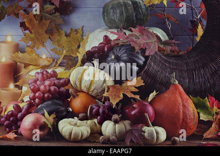 Image Retro ou vintage d'une corne ou d'une corne d'abondance avec beaucoup de légumes frais et de fruits. Banque D'Images