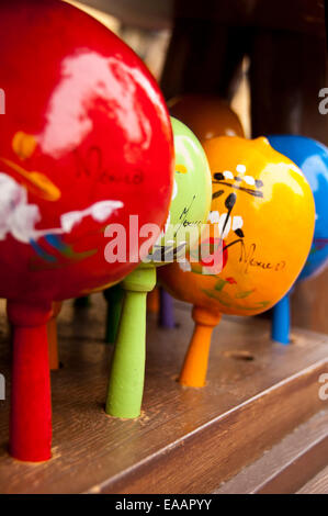 Close up of Vertical décoré maracas en vente. Banque D'Images