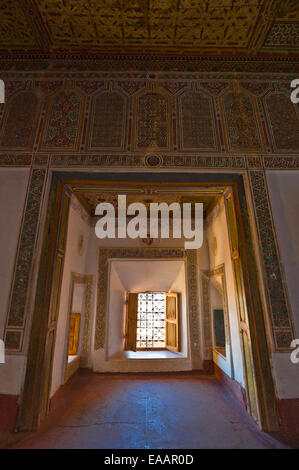 Vue verticale de l'intérieur décoration à Kasbah de Taourirt à Ouarzazate. Banque D'Images