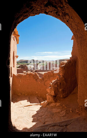 Vue verticale à travers une arche d'Aït Benhaddou Banque D'Images