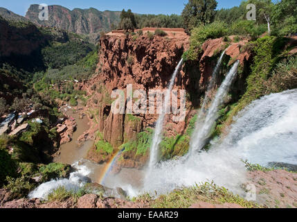 L'horizontale vue aérienne de Cascades d'Ouzoud sur une journée ensoleillée. Banque D'Images