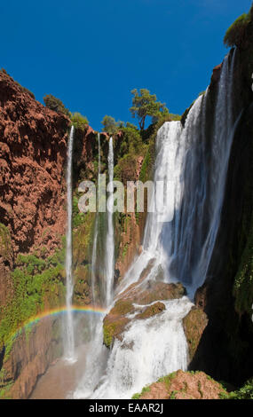 Vue verticale de l'eau s'écoule plus de cascades d'Ouzoud sur une journée ensoleillée. Banque D'Images