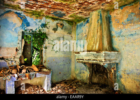 Maison en ruine, abandonnées dans le "village fantôme" de "vieux" Persaina, municipalité de l'ancienne Olympia, l'ILEIA, Péloponnèse, Grèce. Banque D'Images