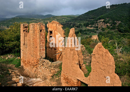 Maison en ruine, abandonnées dans le "village fantôme" de "vieux" Persaina, municipalité de l'ancienne Olympia, l'ILEIA, Péloponnèse, Grèce. Banque D'Images