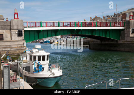 Vue sur le pont de bascule à deux feuilles dans le port, Weymouth, Devon, Angleterre. Banque D'Images