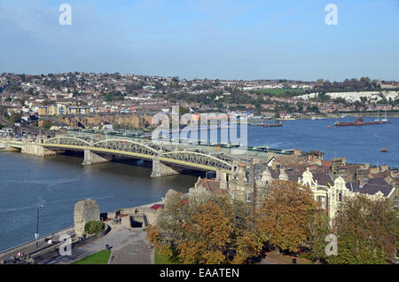 Une route rail.nd ponts sur la rivière Medway entre Rochester et Strrod. La veuve noire sous-marin est à l'arrière-plan. Banque D'Images