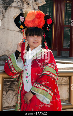 Chinese girl posing en costume de la cour au palais d'été, Pékin Banque D'Images