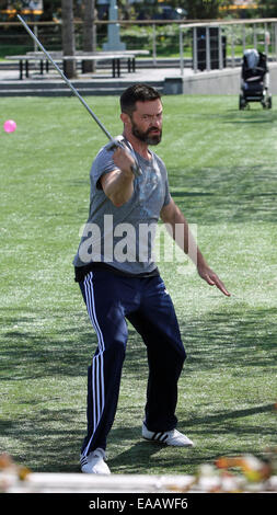 Hugh Jackman travaillant dans le parc pour son prochain film 'pan' dans laquelle il joue le personnage Blackbeard. Jackman a également été observée avec un bandage sur sa narine droite. En vedette : Hugh Jackman Où : New York City, New York, United States Quand : 07 mai 2014 Banque D'Images