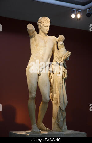 L'Hermès de Praxitèle, symbole éternel de beauté classique au musée archéologique de l'ancienne Olympia, Ilia, la Grèce. Banque D'Images