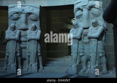 Gardes de la mort par le sculpteur Franz Metzner dans la crypte du Monument de la Bataille des nations à Leipzig, en Allemagne. Banque D'Images