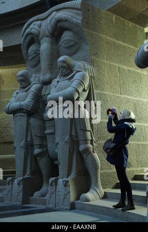 Gardes de la mort par le sculpteur Franz Metzner dans la crypte du Monument de la Bataille des nations à Leipzig, en Allemagne. Banque D'Images