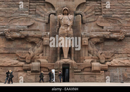 L'Archange Michael par le sculpteur Christian Behrens représentés sur le Monument de la Bataille des nations à Leipzig, en Allemagne. Banque D'Images