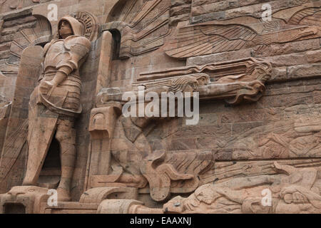 L'Archange Michael par le sculpteur Christian Behrens représentés sur le Monument de la Bataille des nations à Leipzig, en Allemagne. Banque D'Images