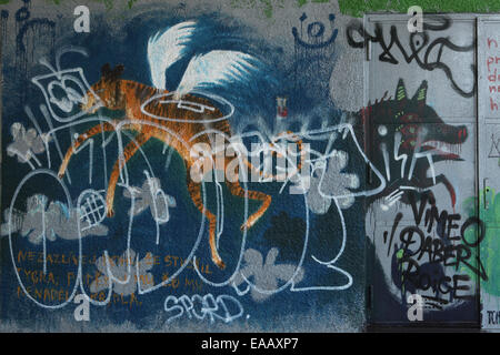 Graffitis de rue dans le quartier de Karlin à Prague, République tchèque. Banque D'Images