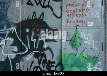 Graffitis de rue dans le quartier de Karlin à Prague, République tchèque. Banque D'Images