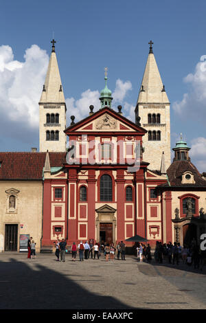 La Basilique St George au Château de Prague à Prague, République tchèque. Banque D'Images