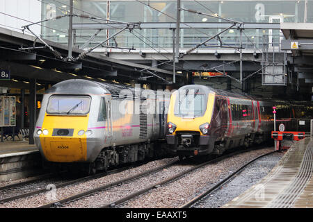 Cross country et voyager de la côte Est et de la TVH des trains diesel à Leeds. Banque D'Images