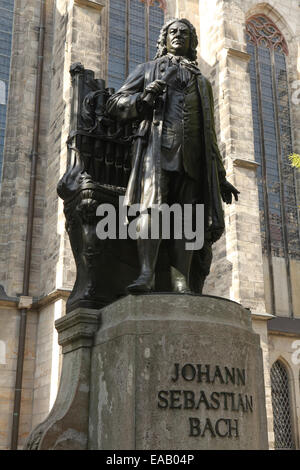 Monument au compositeur allemand Johann Sebastian Bach près de l'église St Thomas (à Leipzig) Thomaskirche, Saxe, Allemagne. Banque D'Images