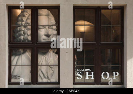 Buste en marbre du compositeur allemand Johann Sebastian Bach représenté dans la fenêtre de la Musée Bach à Leipzig, Saxe, Allemagne. Banque D'Images