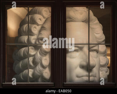 Buste en marbre du compositeur allemand Johann Sebastian Bach représenté dans la fenêtre de la Musée Bach à Leipzig, Saxe, Allemagne. Banque D'Images